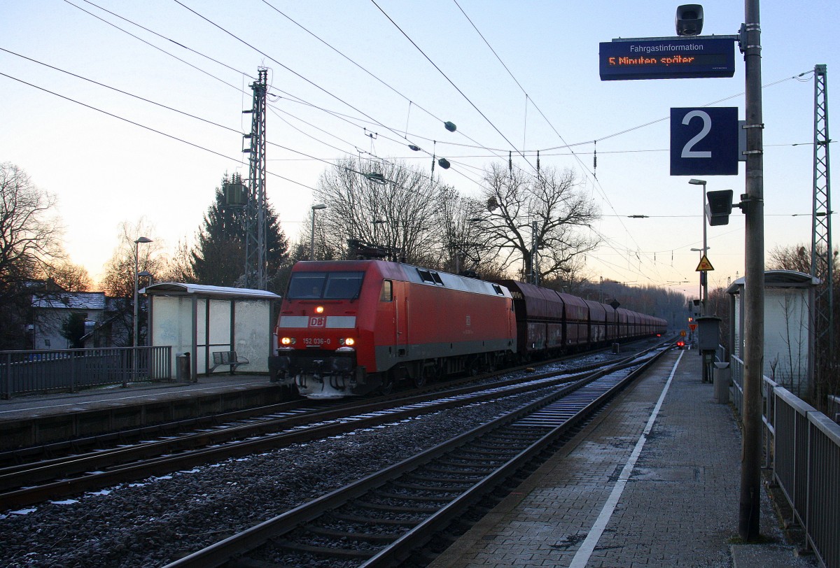 152 036-0 DB kommt durch Kohlscheid aus Richtung Aachen-West,Laurensberg,Richterich mit einem Kurzen Kohlenzug aus Gent-Zeehaven(B) nach Bernburg(D) und fährt in Richtung Herzogenrath,Neuss. Aufgenommen vom Bahnsteig 2 in Kohlscheid. Bei schönem Winterwetter am Eiskalten am Morgen vom 19.1.2016. 