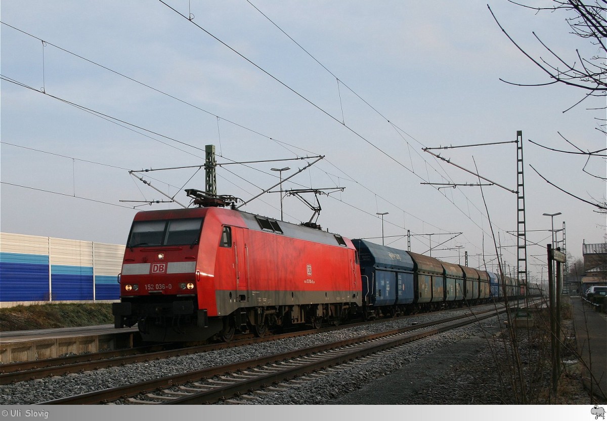 152 036-0 der Deutschen Bahn zieht einen Ganzzug, bestehend aus PKP-Selbstentladewagen, am Morgen des 5. Februar 2014 durch den Bahnhof Bad Staffelstein in südliche Richtung.