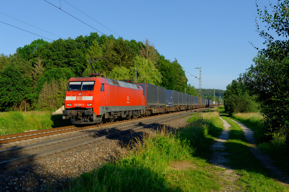 152 036 mit KT 50020 (Landshut Hbf - Hannover Linden) bei Postbauer-Heng, 25.06.2020
