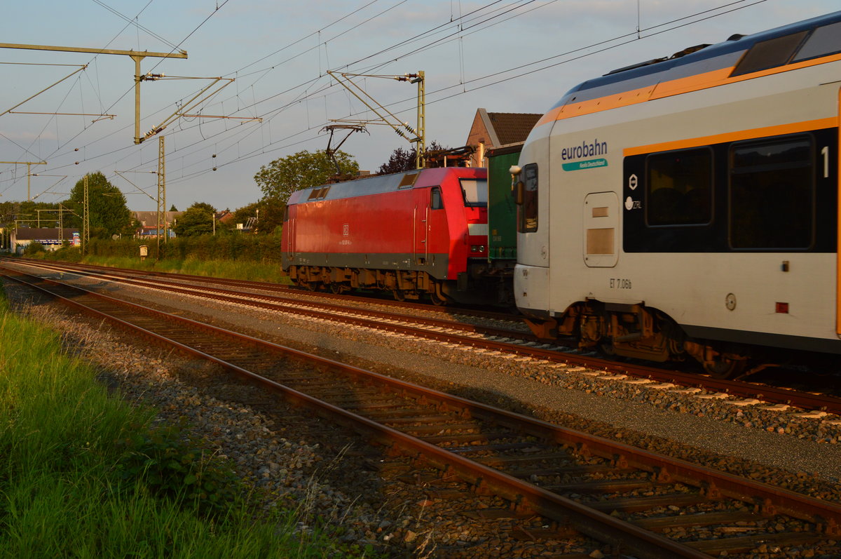 152 037-8 kreuzt sich mit einer RE13 der Eurobahn in Kleinenbroich am Sonntagabend den 14.8.2016