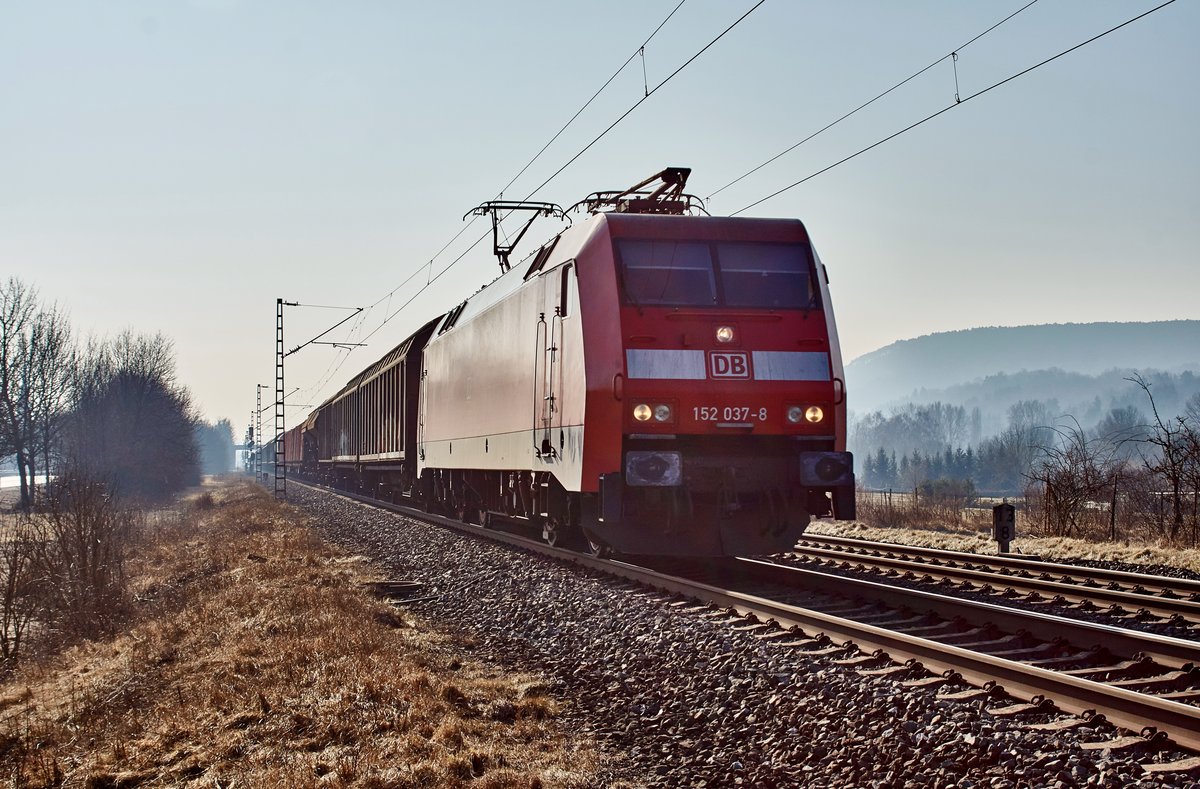 152 037-8 ist mit einen gemischten Güterzug in Richtung Gemünden/M. unterwegs,gesehen am 15.02.2017 bei Thüngersheim.