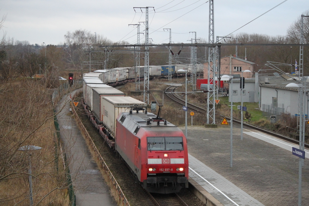 152 037-8 mit KLV-Zug 62949 von Hamburg-Billwerder nach Rostock-Seehafen bei der Durchfahrt in Rostock-Kassebohm.29.12.2017