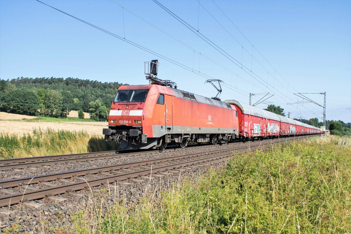 152 038-6 ist mit einen Autozug am 21.07.2021 bei Kerzell unterwegs.