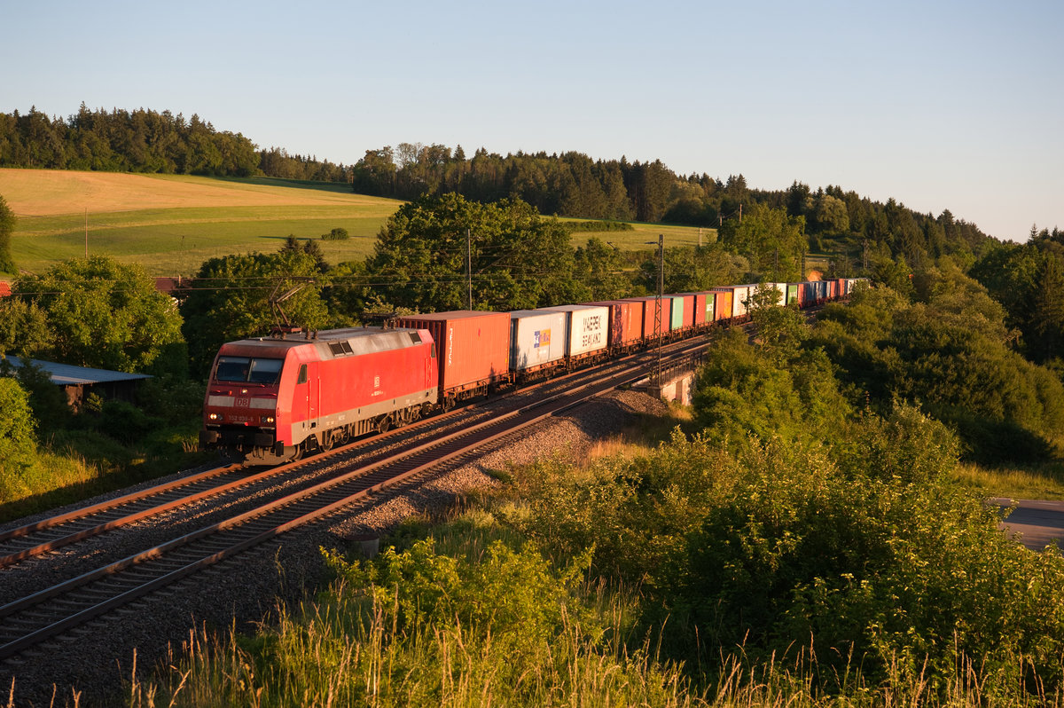 152 038 mit einem Containerzug bei Otting-Weilheim Richtung Treuchtlingen, 28.06.2019