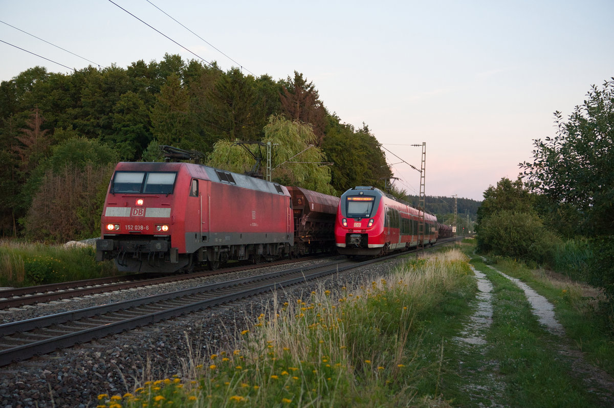 152 038 mit einem Schotterzug bei Postbauer-Heng Richtung Nürnberg, 22.07.2019