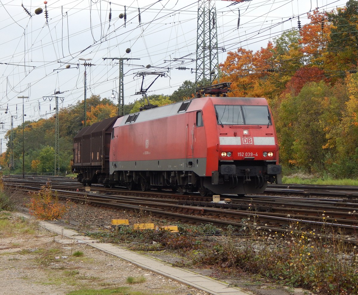 152 039-4 hatte mit ihrer Fuhre wohl keine Anstrengungen. Mit nur einem Teleskophaubenwagen durch Gremberg gefahren.

Gremberg 24.10.2015