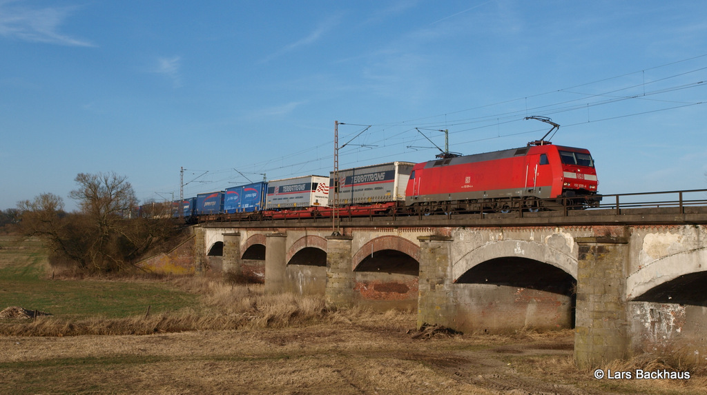 152 039-4 legt sich am 8.03.15 mit dem Paneuropa/Terratrans KLV aus Bremerhaven südlich von Verden (Aller) auf der Vorflutbrücke in die Kurve.