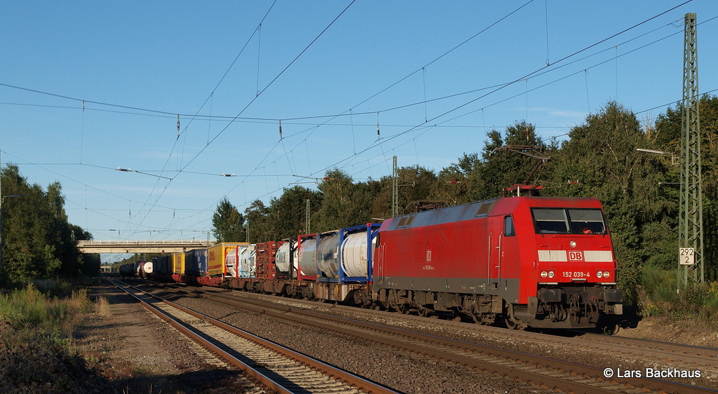152 039-4 rollt kurz hinter dem HKX mit einem Containerzug durch Scheeel Richtung Bremen. Aufgenommen am 29.09.13.