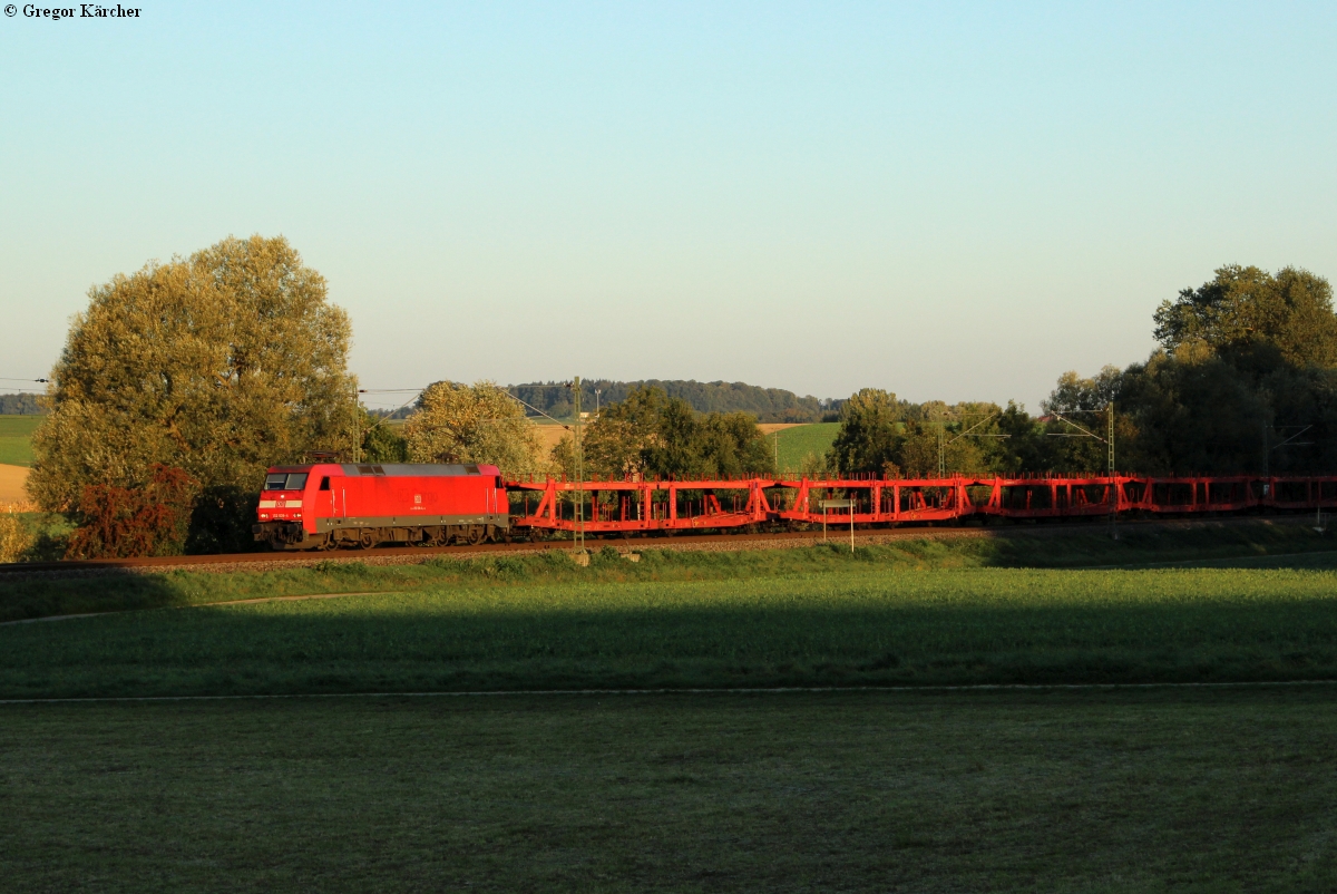 152 039 mit einem leeren Autotransportzug Richtung Stuttgart im ersten Tageslicht bei Gondelsheim, 01.10.2015.