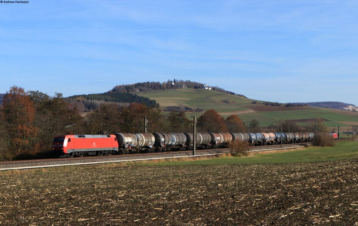 152 040-2 und Schublok 185 089-0 mit dem GC 60242 (Karlsruhe Raffinerie-Rammelswiesen) bei Neudingen 9.11.21