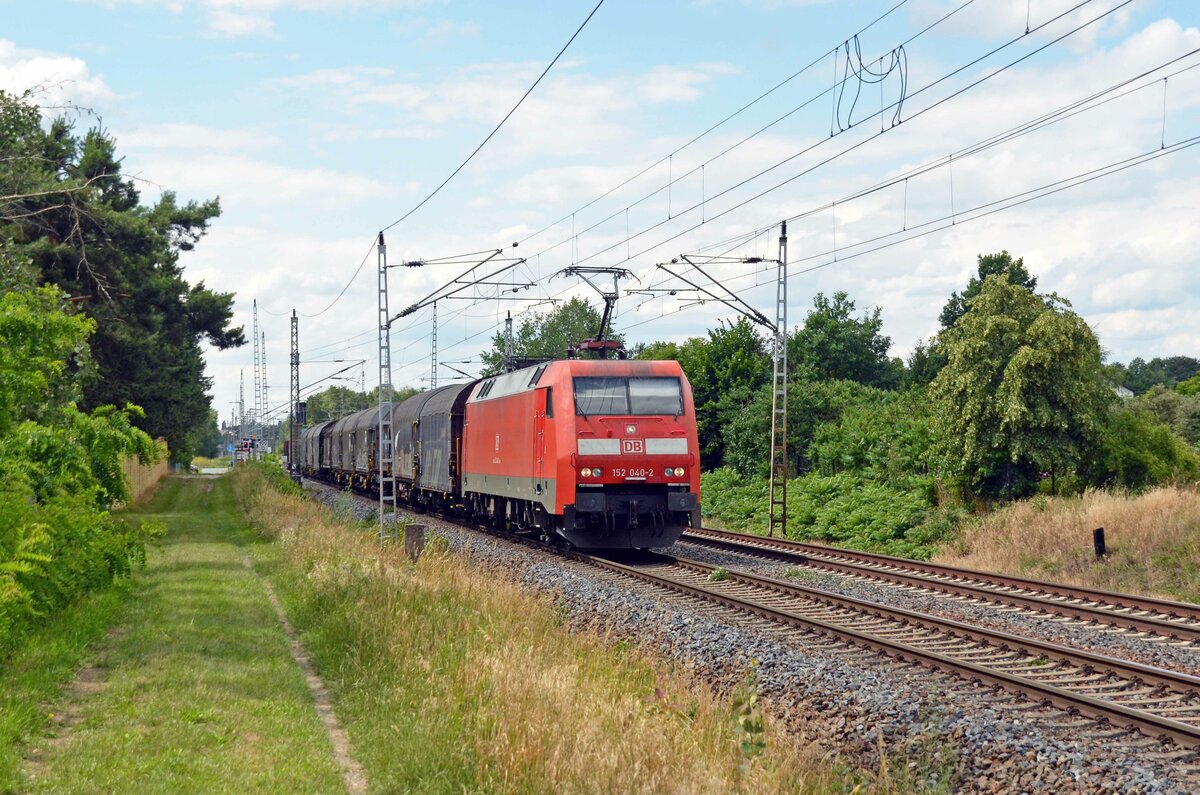 152 040 führte am 06.07.23 einen kurzen Autologistiker mit Ziel Zwickau durch Wittenberg-Labetz Richtung Falkenberg(E).