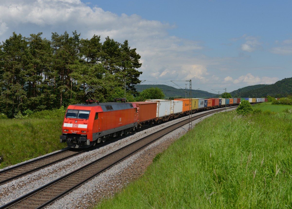 152 040 mit einem Containerzug am 28.05.2013 bei Parsberg.