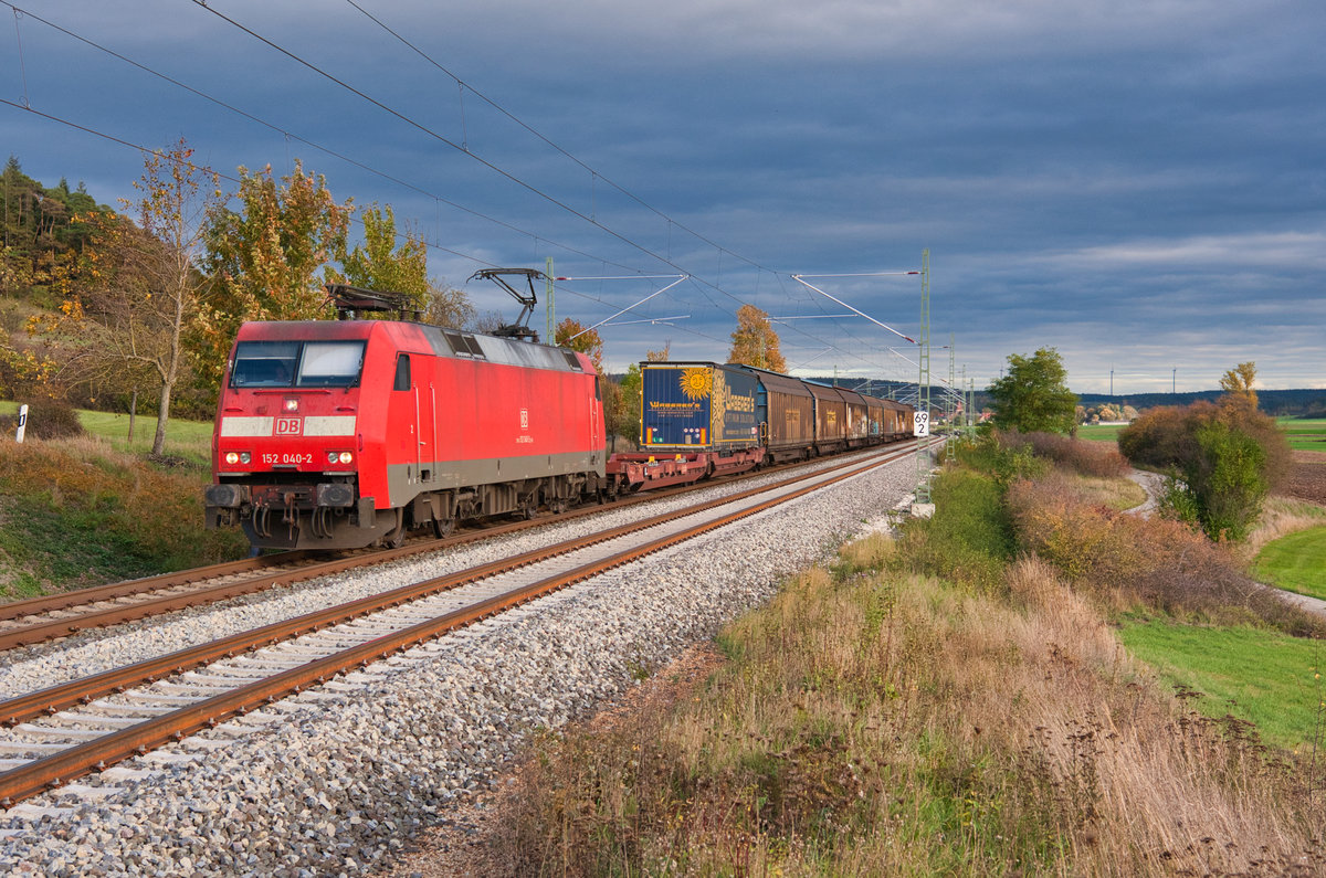 152 040 mit einem gemischten Güterzug bei Oberdachstetten Richtung Würzburg, 16.10.2019