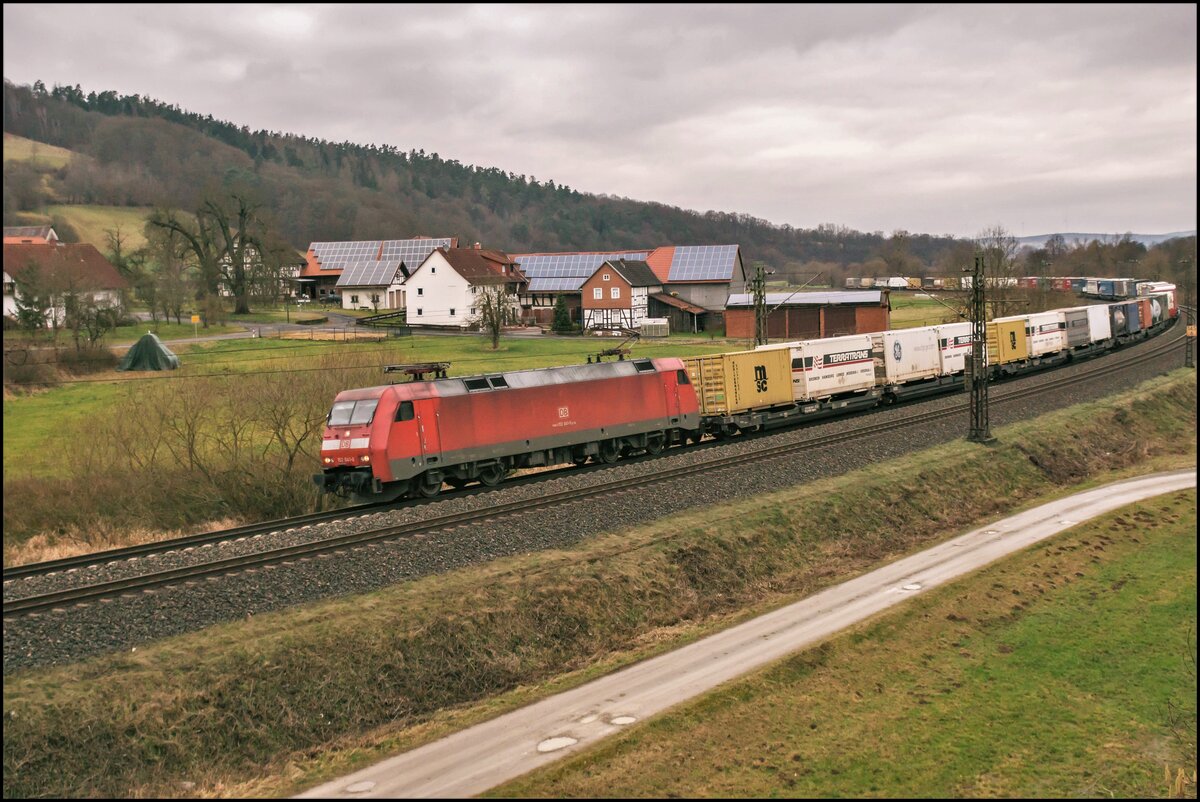 152 041-0 zu sehen mit einem Aufliegerzug bei Hermannspiegel am 09.02.2022.