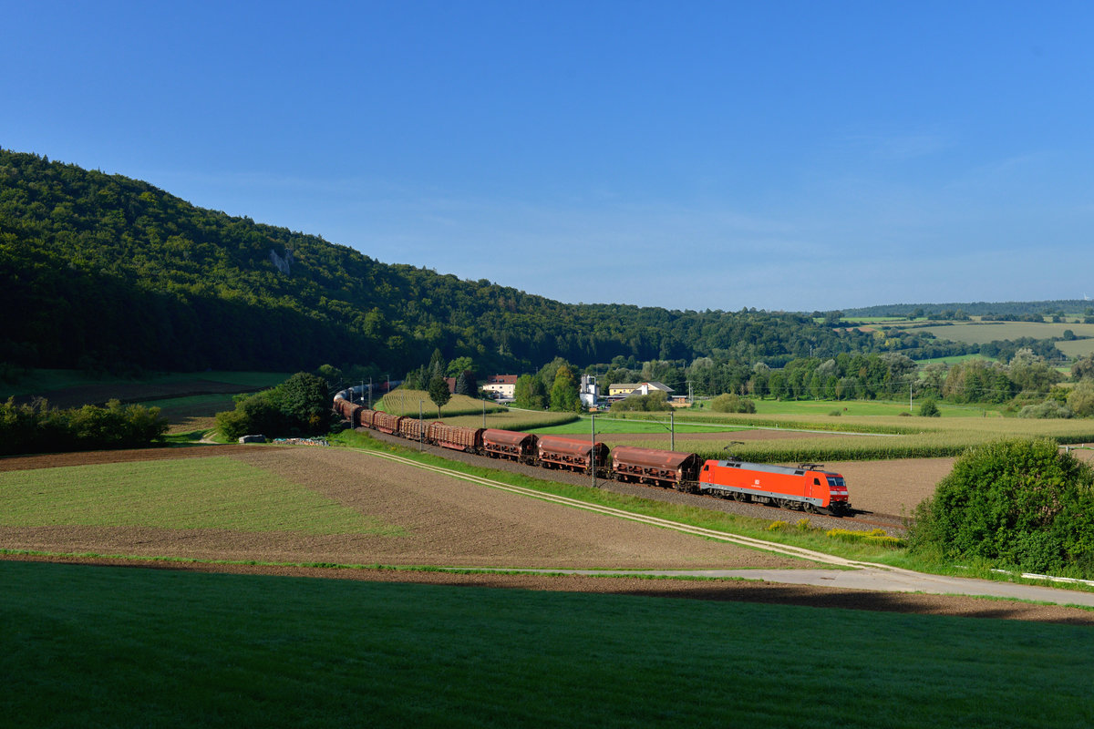 152 041 mit einem Güterzug am 30.08.2017 bei Breitenfurt. 