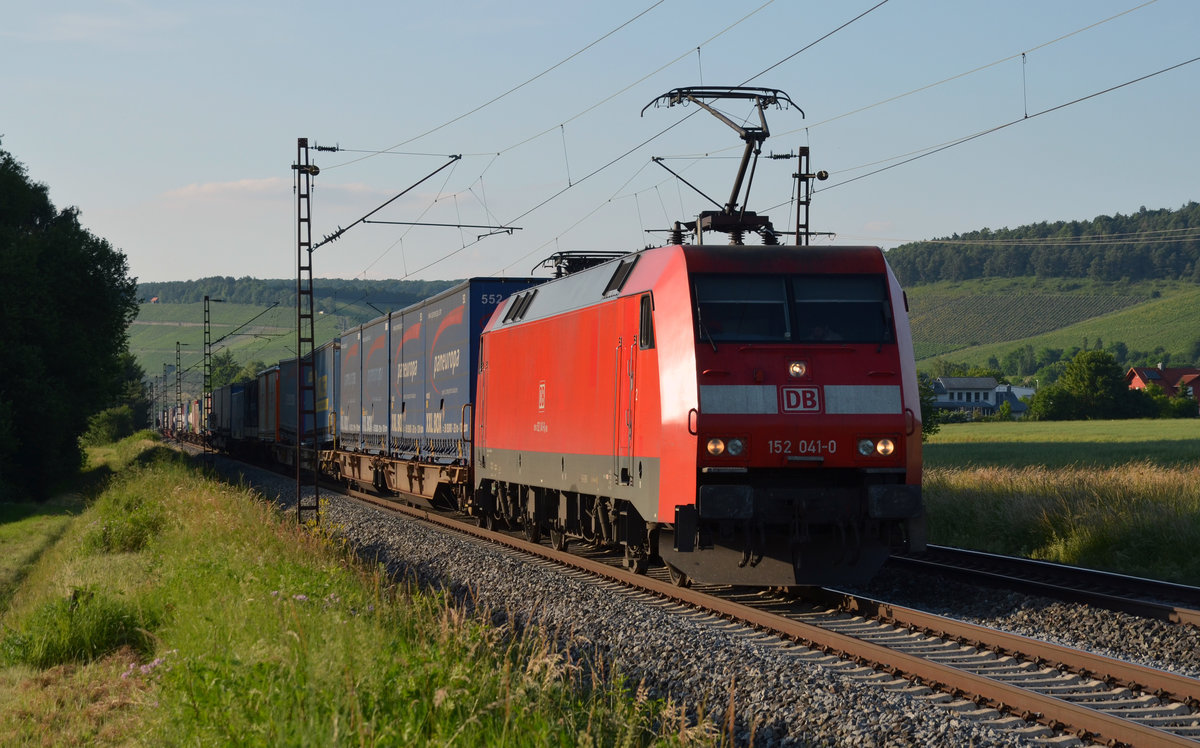 152 041 schleppte am Abend des 13.06.17 einen Zug des kombinierten Verkehrs durch Retzbach-Zellingen Richtung Würzburg.