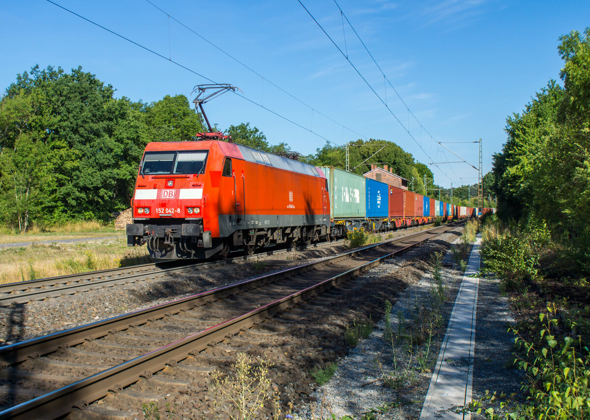 152 042-8 ist mit einem Containerzug bei Vollmerz am 03.08.2022 unterwegs.