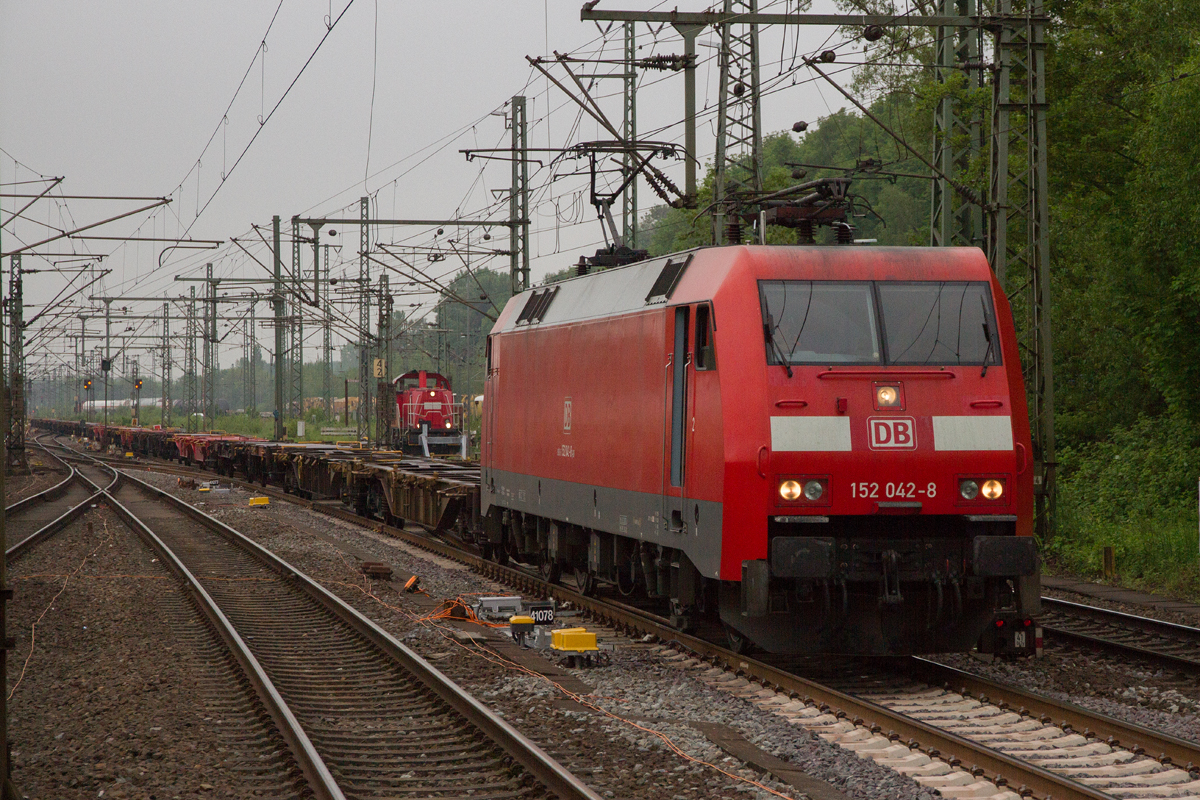 152 042-8 mit einem leeren Containerzug in Hamburg Harburg, am 21.05.2019.