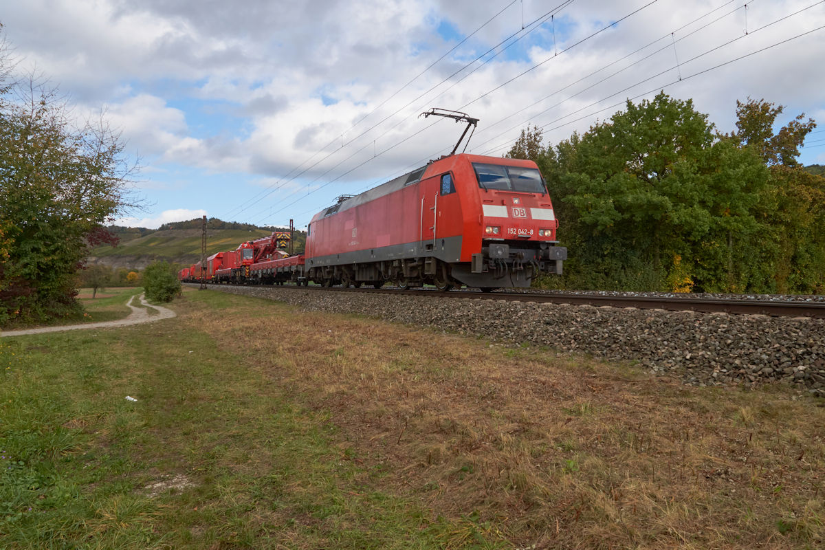 152 042 zog am 14.10.2023 einen Notfalltechnikzug von DB Netz durch das Maintal in Richtung Würzburg. Hier befand sich der Zug kurz vor Himmelstadt.