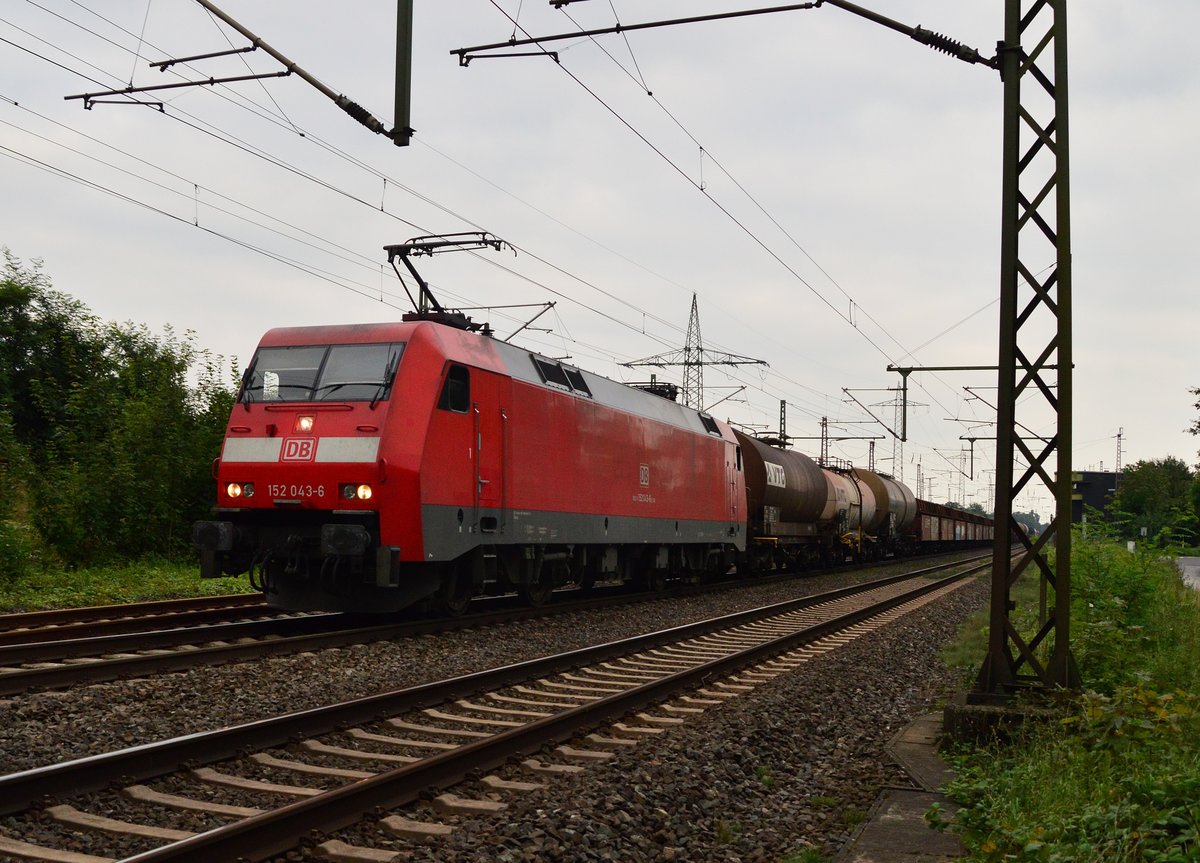 152 043-6 mit einem Mischer aus Ratingen kommend nach Entenfang unterwegs in Lintorf.
Samstagabend den 13.8.2016