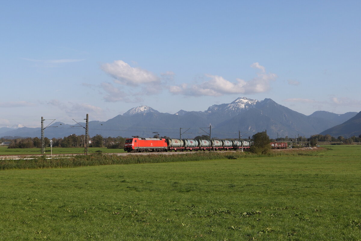 152 043 war mit dem  Müllzug  am 18. September 2024 bei Bernau am Chiemsee in Richtung Rosenheim unterwegs.