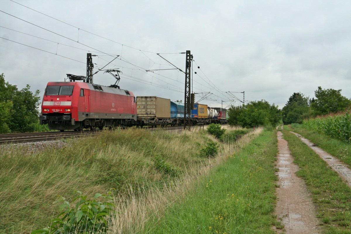 152 044-4 mit einem KLV-Zug auf dem Weg nach Basel Bad. Rbf am Mittag des 30.07.14 westlich von Hgelheim.