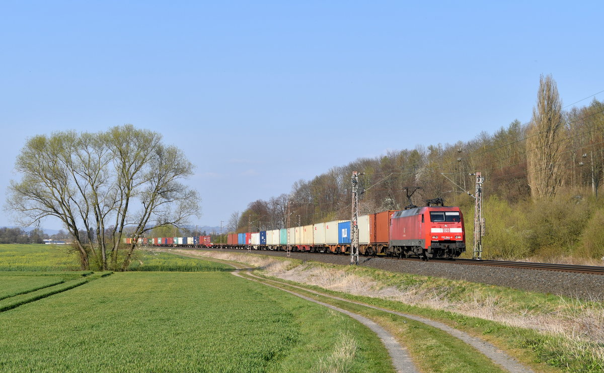 152 044 mit KT 50323 (Maschen Rbf - Regensburg Ost) am 09.04.2020 bei Sudheim