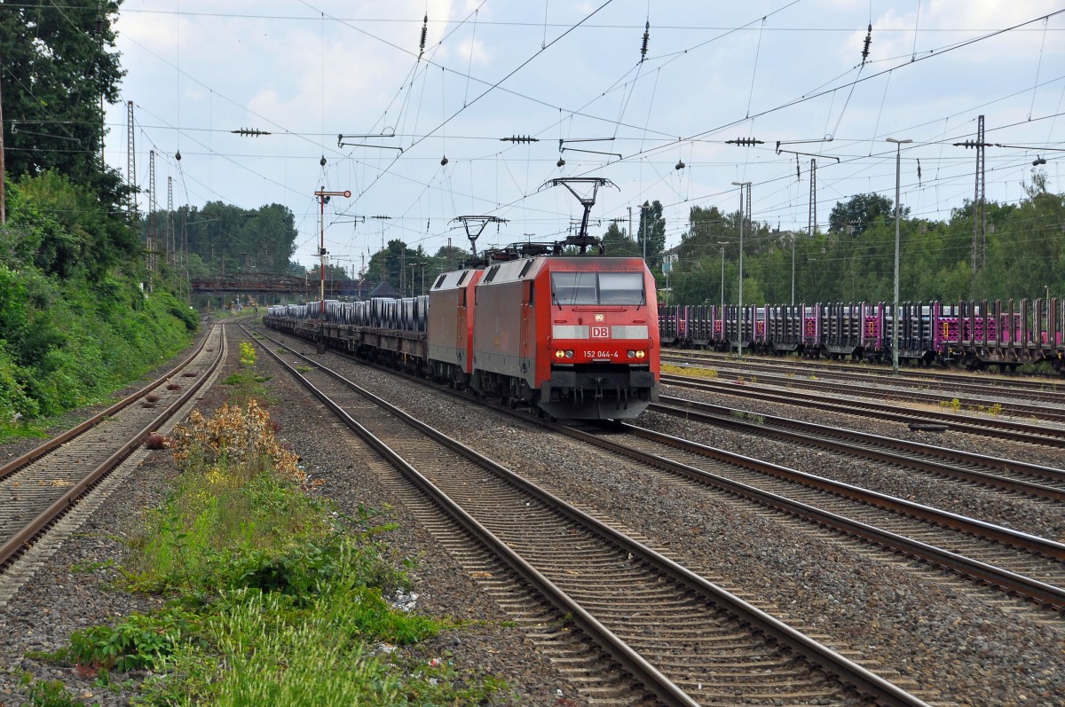 152 044 mit Schwesterlok fährt mit einem Coilzug  in Richtung Köln durch D-dorf-Rath am 25.6.2014