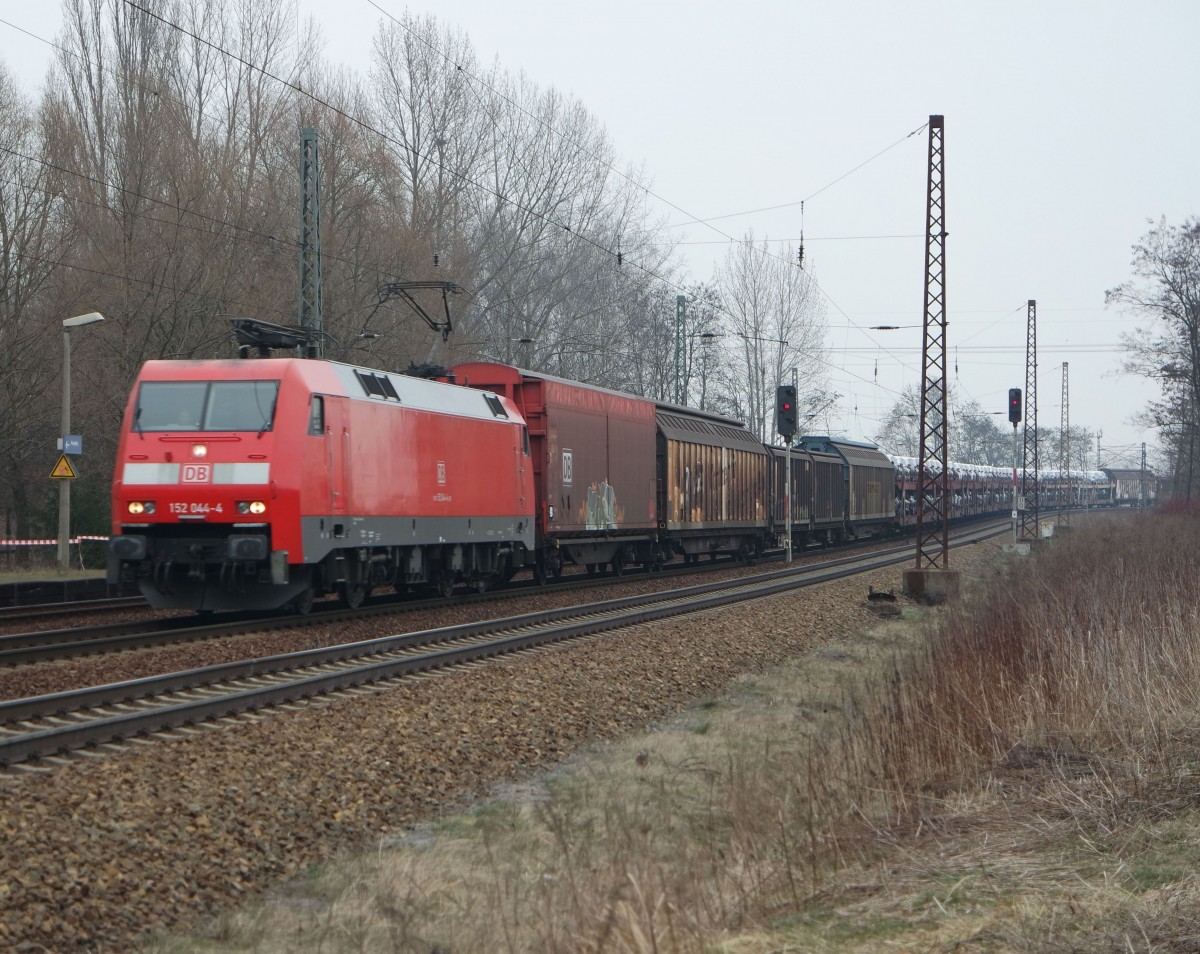 152 044 zieht am 21.03.2015 einen gemischten Güterzug durch Leipzig-Thekla.
