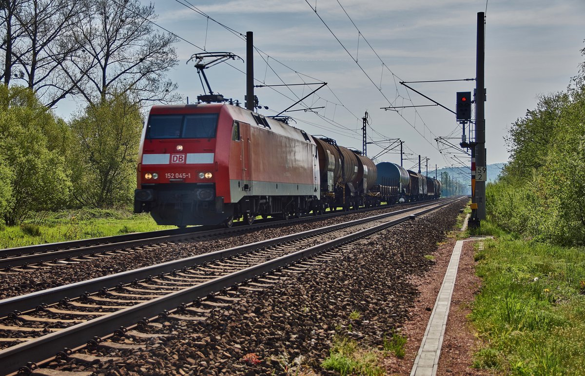 152 045-1 ist am 10.05.16 bei Wutha mit einen kurzen gemischten Güterzug in Richtung Eisenach unterwegs.