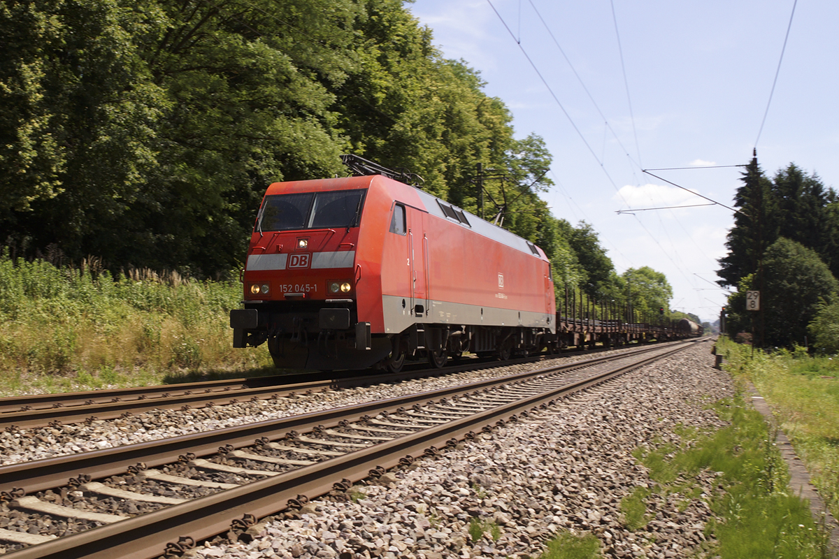 152 045-1 an einem Güterzug am 22.06.2014 durch Ebersbach.