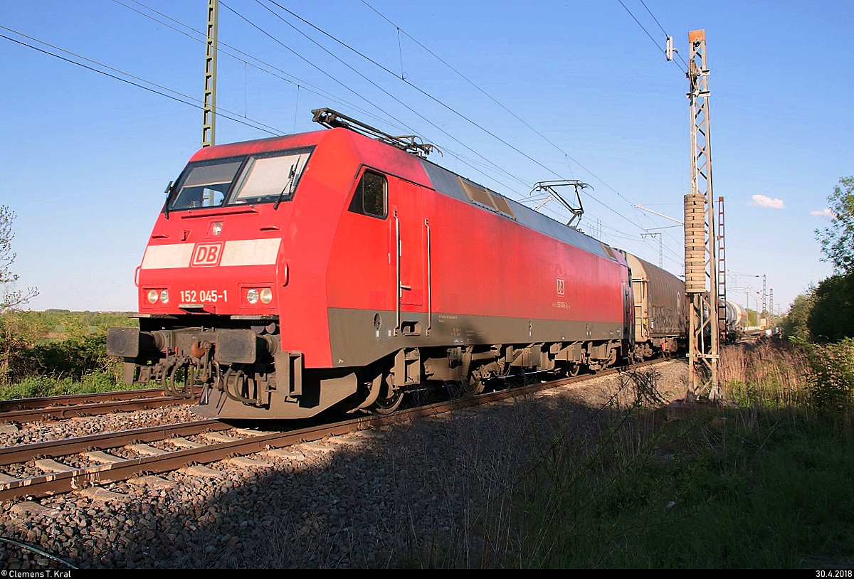 152 045-1 DB als gemischter Gz fährt in der Saaleaue bei Angersdorf auf dem Gegengleis der Bahnstrecke Halle–Hann. Münden (KBS 590) Richtung Angersdorf. [30.4.2018 | 18:58 Uhr]