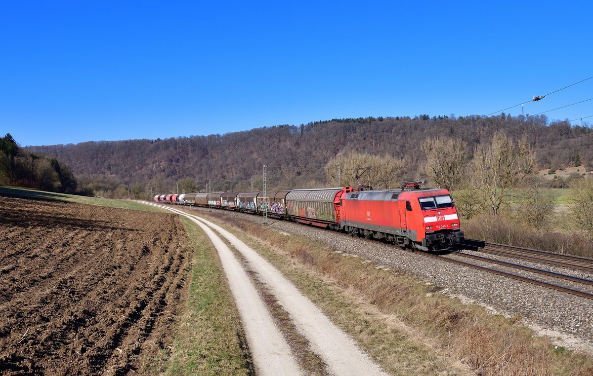 152 045 mit einem Güterzug am 22.03.2022 bei Obereichstätt.