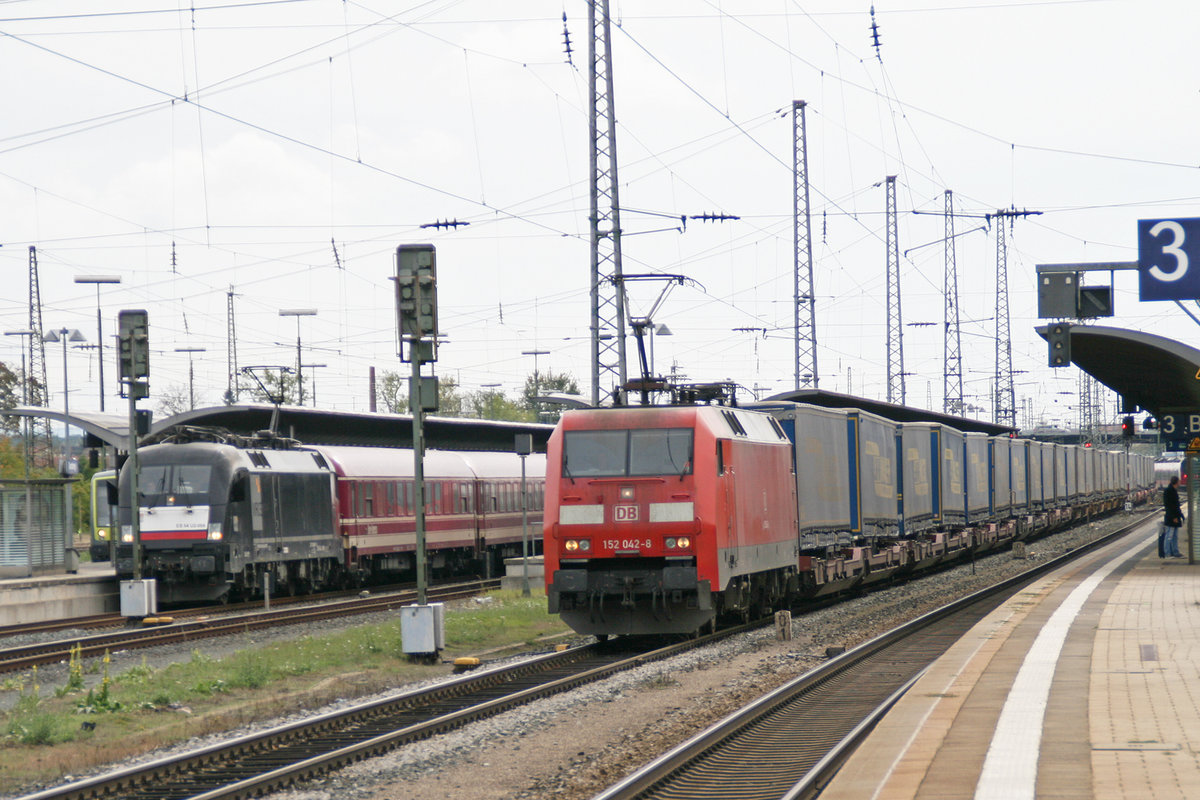 152 046-8 der Deutschen Bahn AG durchfährt mit einem KLV-Zug mit LKW Walter Sattelaufliegern am 6. Oktober 2019 den Bamberger Bahnhof. An Gleis 6 wartet derzeit ES 64 U2-009 mit einer Garnitur Euro-Express Wagen auf ihre Weiterfahrt gen Norden.