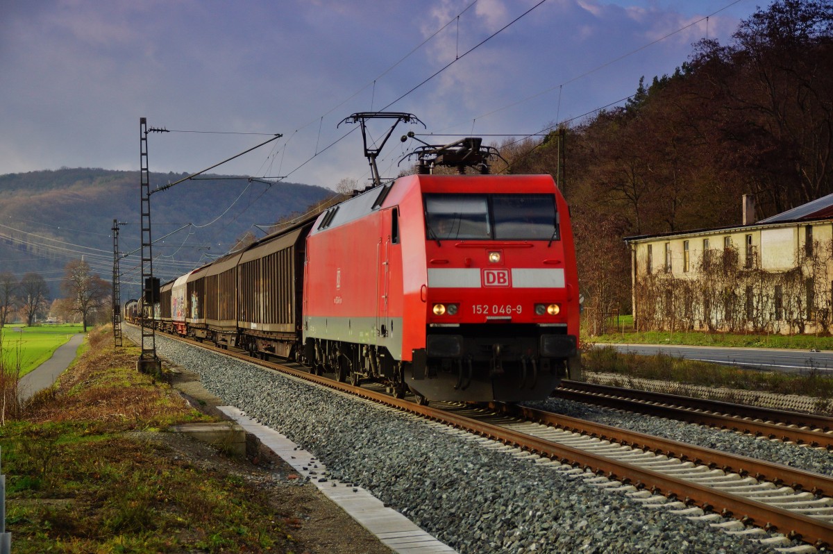 152 046-9 ist am 09.12.15 bei Gambach mit einen gemischten Güterzug in Richtung Würzburg unterwegs.