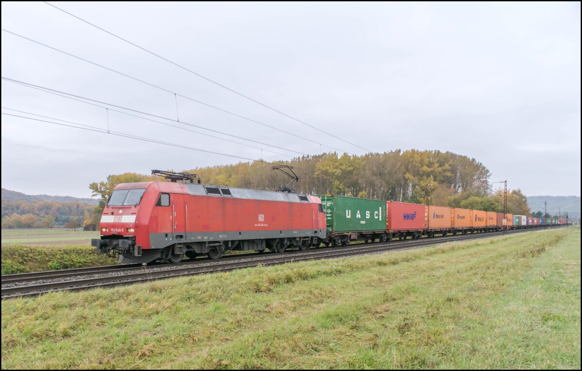 152 046-9 mit einem Containerzug bei Himmelstadt,27.10.2021