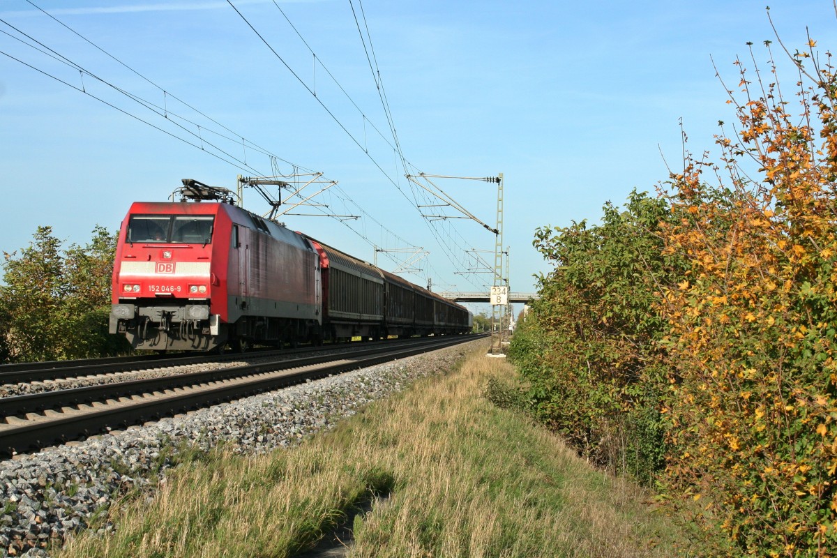 152 046-9 mit einem sehr kurzen Schiebewandwagenzug gen Sden am Nachmittag des 26.10.13 bei Hgelheim.