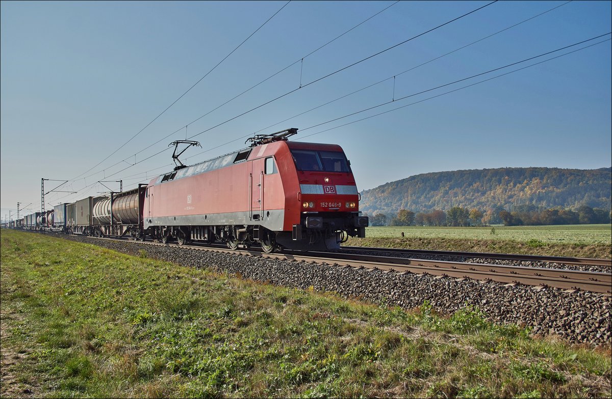 152 046-9 mit einen Containerzug bei Himmelstadt am 10.10.2018 abgelichtet.