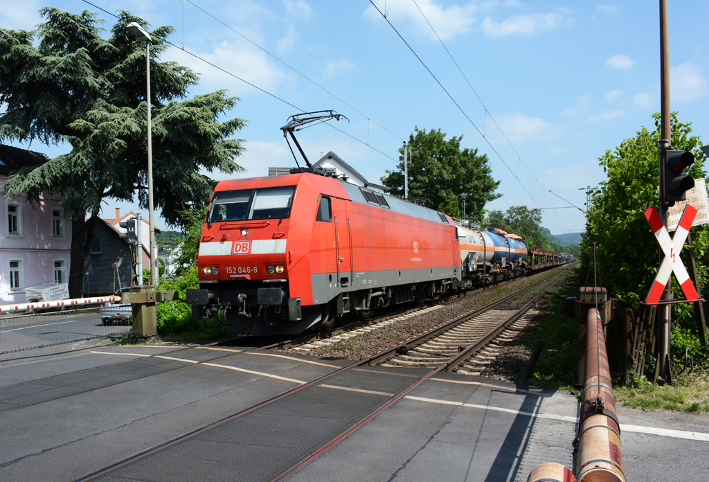 152 046-9 mit gem. Güterzug durch Bonn-Beuel - 09.06.2016
