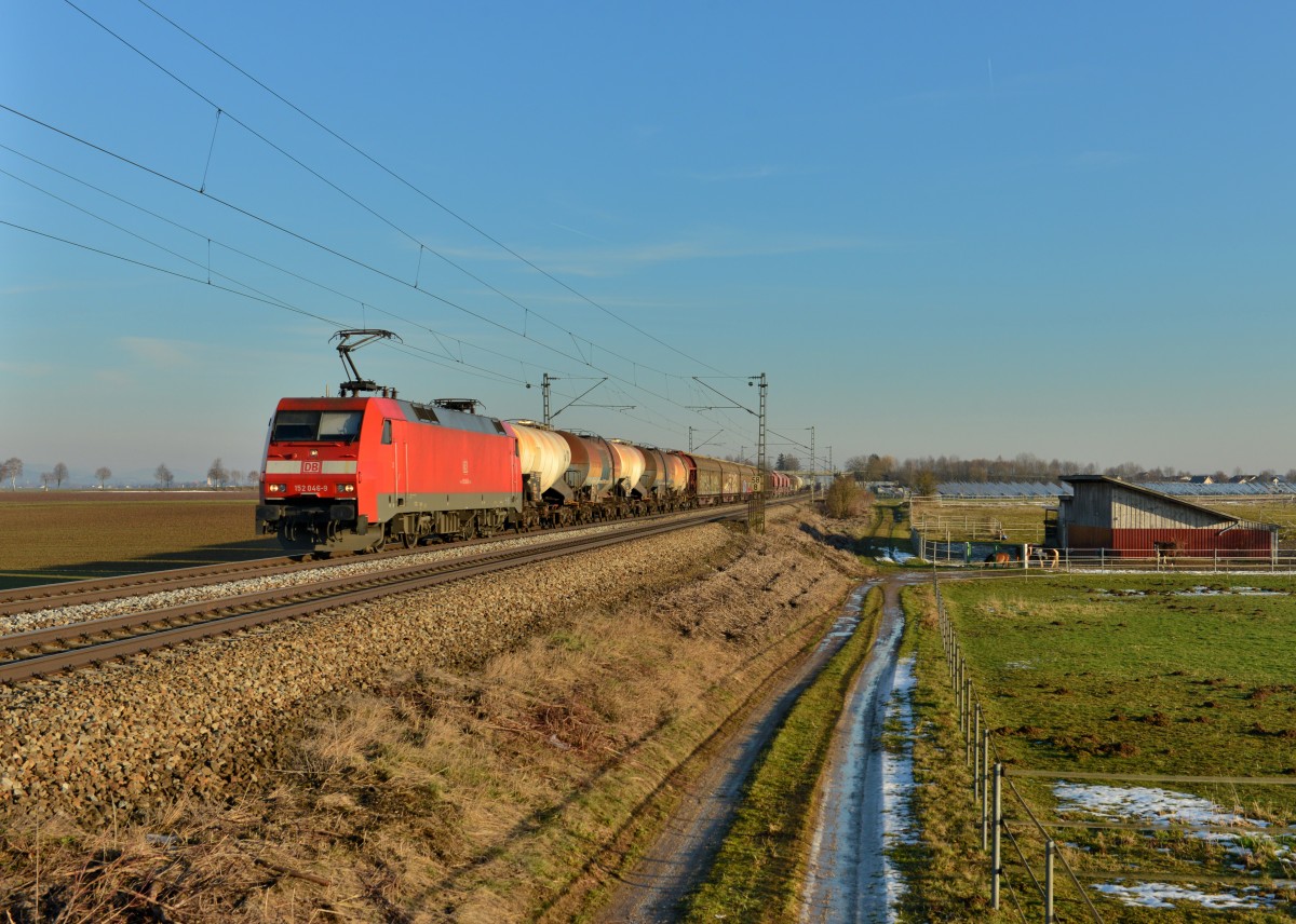 152 046 mit einem Güterzug am 26.01.2016 bei Stephansposching. 