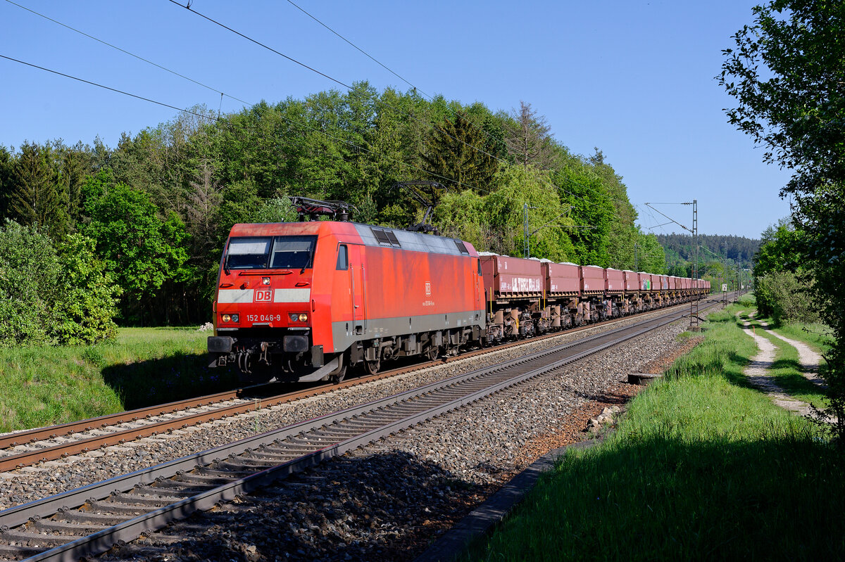 152 046 mit einem Schotterzug bei Postbauer-Heng Richtung Nürnberg, 18.05.2020
