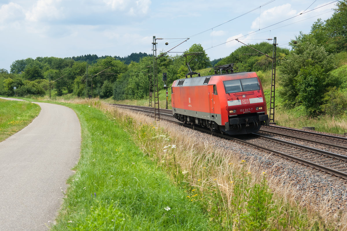 152 047 auf dem Weg nach Neumarkt um den Tchibo Containerzug zu holen. Hier bei Pölling, 14.07.2018