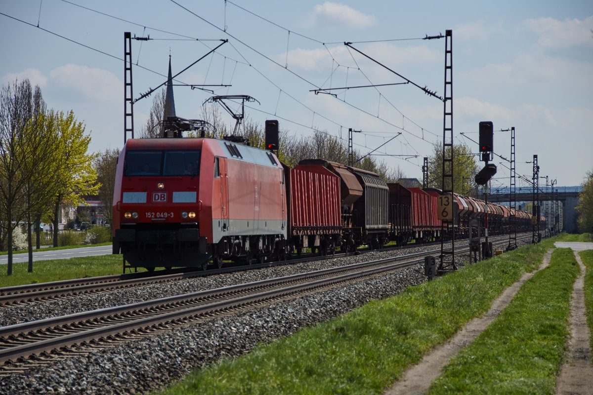 152 048-3 ist am 12.04.16 mit einen gemischten Güterzug bei Thüngersheim von Würzburg komment unterwegs. 