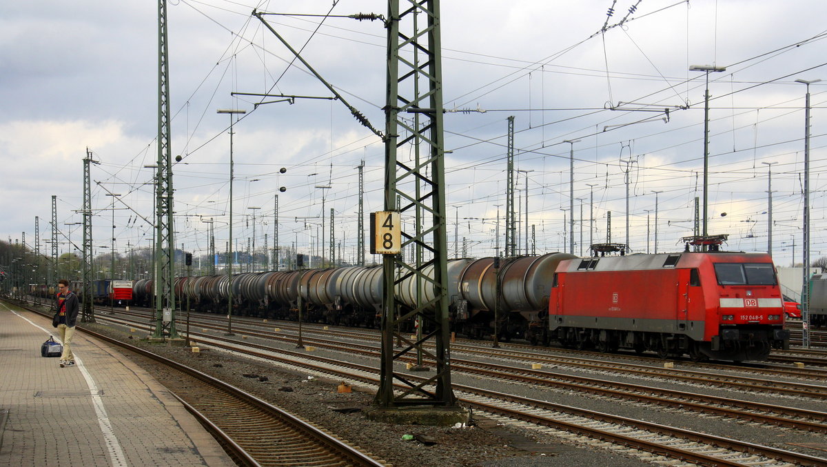 152 048-5 DB steht in Aachen-West mit einem langen Ölzug aus Antwerpen-Petrol(B) nach Basel(CH) und wartet auf die Abfahrt nach Köln.
Aufgenommen vom Bahnsteig in Aachen-West.
Bei Sonne und Regenwolken am Nachmittag vom 1.4.2017.