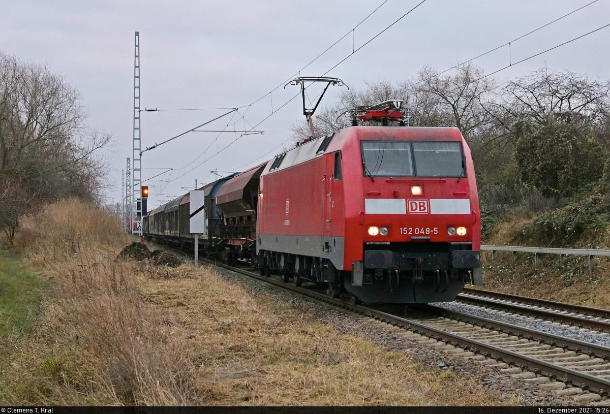 152 048-5 (Siemens ES64F) zieht einen Mix aus Güterwagen durch Zscherben Richtung Sangerhausen.

🧰 DB Cargo
🚩 Bahnstrecke Halle–Hann. Münden (KBS 590)
🕓 16.12.2021 | 15:26 Uhr
