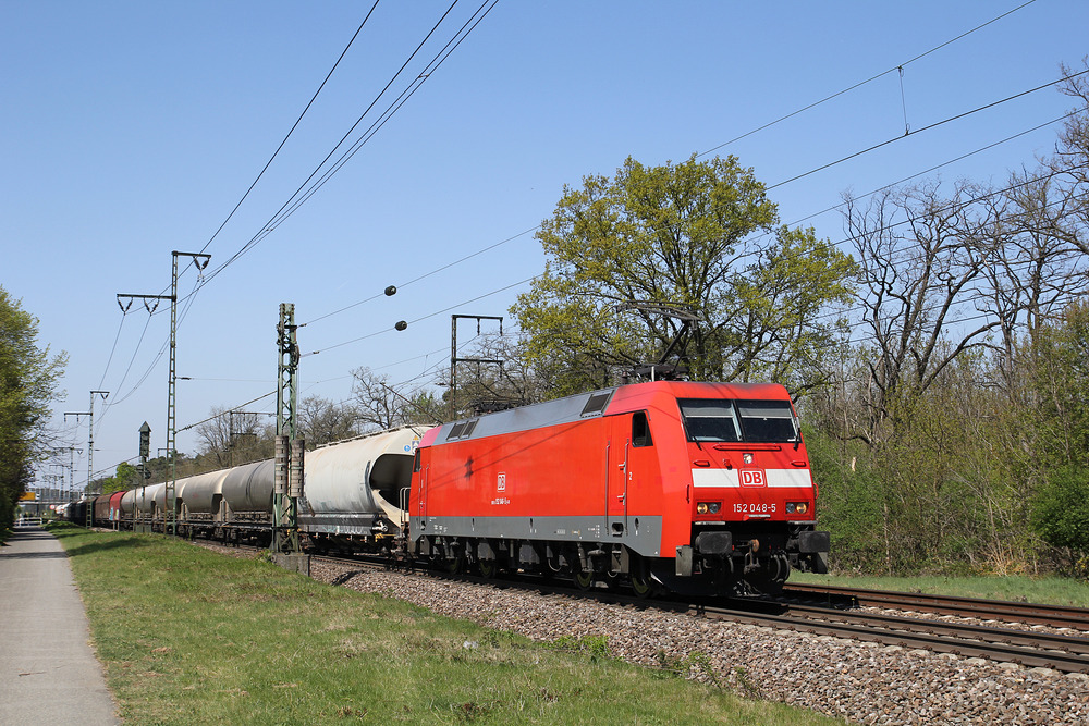 152 048 am 24. April 2015 in Weiterstadt, unweit von Darmstadt.