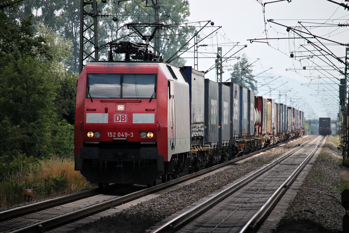152 049-3 am 11.07.2014 kurz vor dem Bahnhof von Orschweier in Richtung Norden.