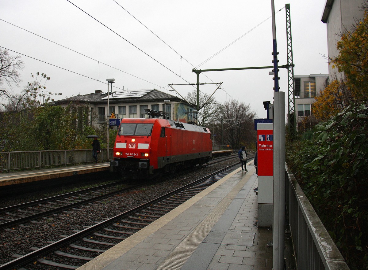 152 049-3 DB kommt als Lokzug aus Aachen-West nach Köln-Gremberg aus Richtung Aachen-West und fährt durch Aachen-Schanz in Richtung Aachen-Hbf,Aachen-Rothe-Erde,Aachen-Eilendorf,Stolberg-Hbf(Rheinland)Eschweiler-Hbf,Langerwehe,Düren,Merzenich,Buir,Horrem,Kerpen-Köln-Ehrenfeld,Köln-West,Köln-Süd.
Bei Regenwetter am Nachmittag vom 19.11.2015.