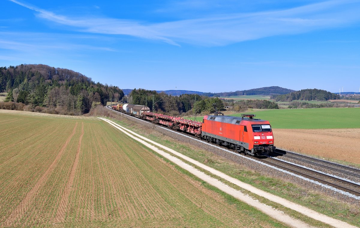 152 049 mit einem Güterzug am 30.03.2021 bei Darshofen.