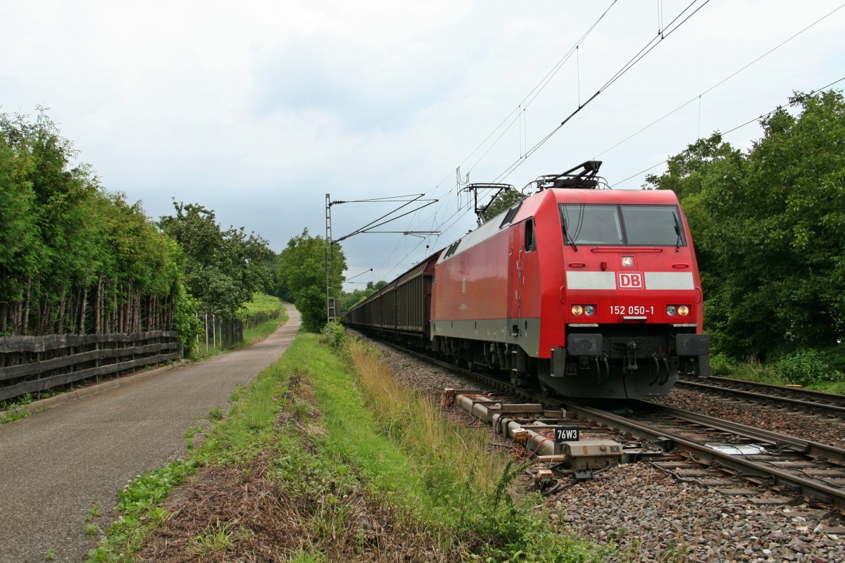 152 050-1 mit dem RedBull-Zug 49150 von Bludenz nach Bremerhaven Kaiserhafen am Nachmittag des 12.07.14 in Leutersberg.